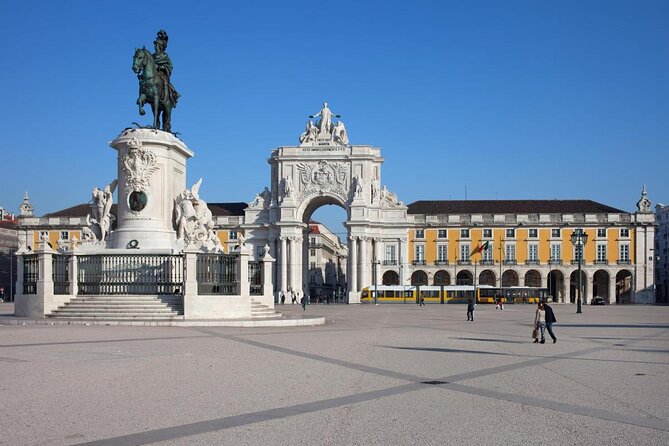 2 Hour Lisbon Sunset and Wine Sailing Tour - Sunset Timing and the River Breeze