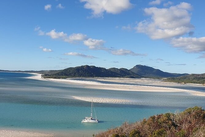 2-Night Whitsundays Sailing Cruise incl. Whitehaven Beach & Great Barrier Reef - Food, crew, and the rhythm of the trip