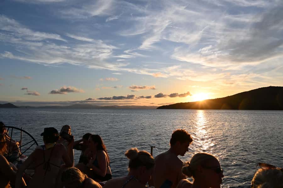 Airlie Beach: 2-Night Whitsundays Sailing Trip with Meals - The crew makes a major difference