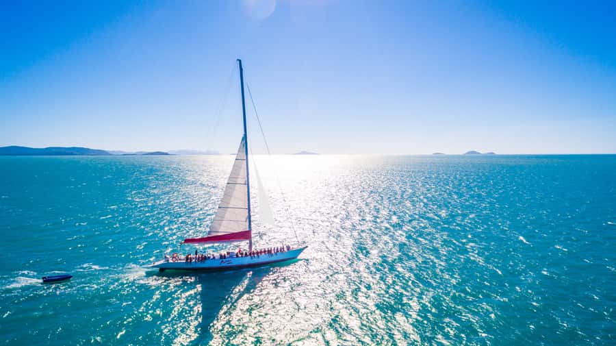 Airlie Beach: Whitsunday Islands 2-Day Sailing Tour - Dinner, sunset, and a night at sea
