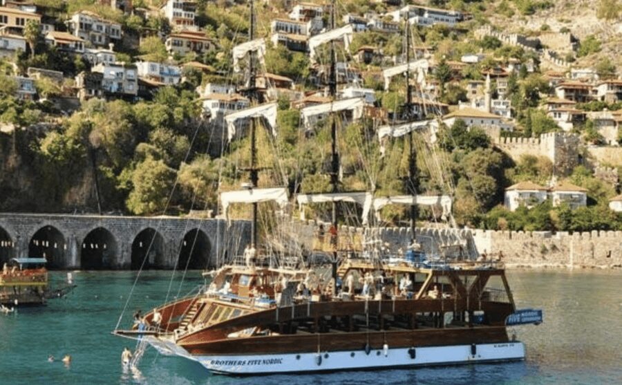 Alanya: Catamaran Boat Tour with Snorkeling with Lunch - Lunch with a view of the Turkish Riviera
