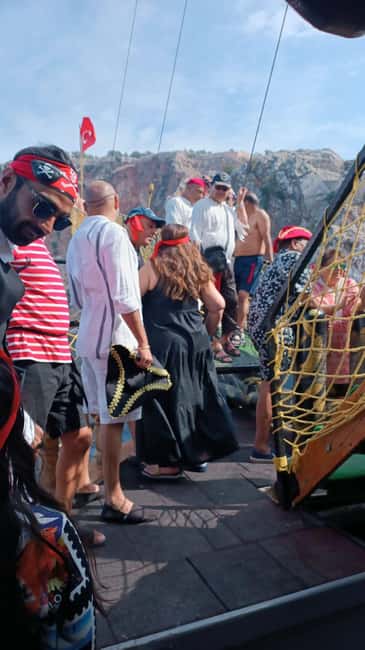 Alanya: Luxury Pirate Boat with Lunch & Unlimited Drinks - Swim stops in the Mediterranean