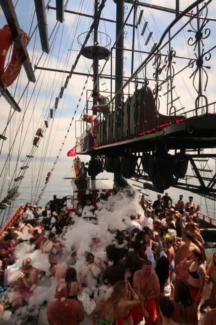 Alanya: Pirate Boat Party with Foam, Disco, Lunch & Drinks - Lunch, soft drinks, and the extra-cost bar