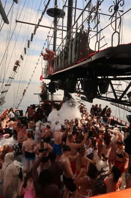 Alanya: Pirate Boat Party with Foam, Disco, Lunch & Drinks - Music, shows, and the foam party