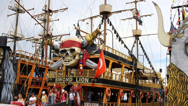 Alanya: Pirate Boat with Transfer, Lunch & Unlimited Drinks - BBQ lunch with a view of the coast