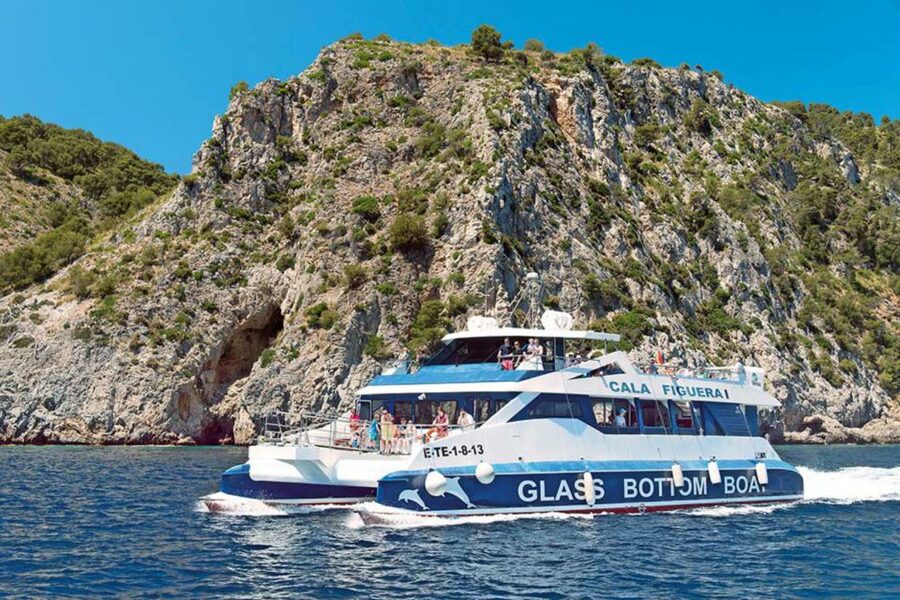 Alcudia: Boat Trip to Coll Baix - Reaching Coll Baix by boat