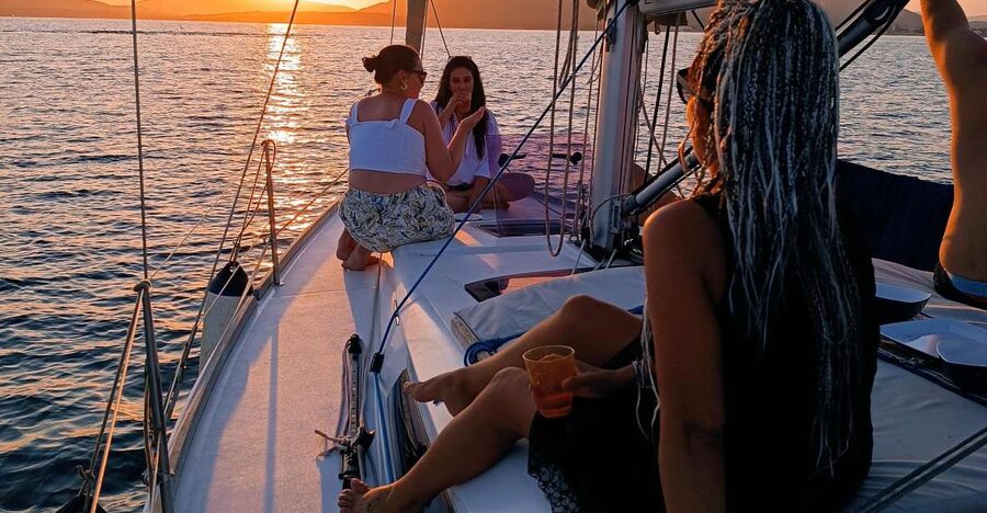Alghero: Sunset Sailing Aperitif Experience - The evening at a glance