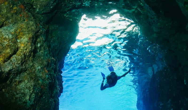 Amalfi Coast: Boat and Snorkeling Tour with Fruit & Drinks - Fruit, prosecco, limoncello, and the onboard mood