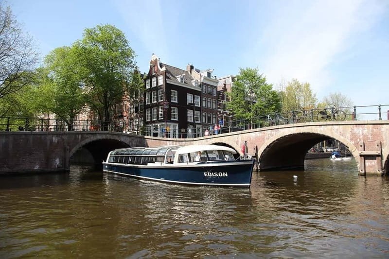Amsterdam: 75 Minute City Canal Cruise with Audio Guide - Why Amsterdam looks different from the canal