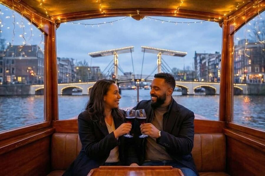 Amsterdam: 90 min Cruise with Local Guide & Unlimited Drinks - The 90-minute route through Amsterdam