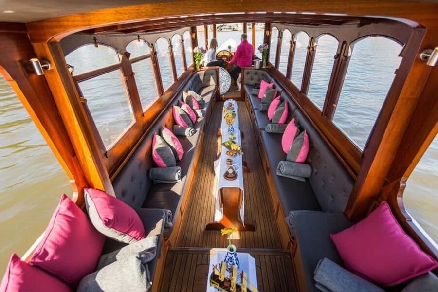 Amsterdam: 90 min Cruise with Local Guide & Unlimited Drinks - Who will get the most from this cruise