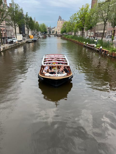 Amsterdam: Boat Tour with Optional Unlimited Drinks - Starting near the Red Light District