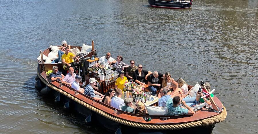Amsterdam: Boat Tour with Optional Unlimited Drinks - What the drinks option really adds