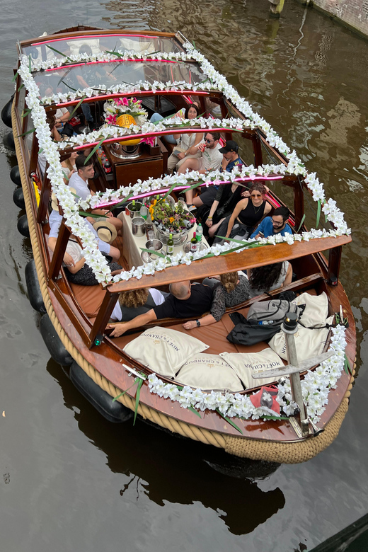Amsterdam: Boat Tour with Optional Unlimited Drinks - A smoke-friendly boat with a nightlife mood