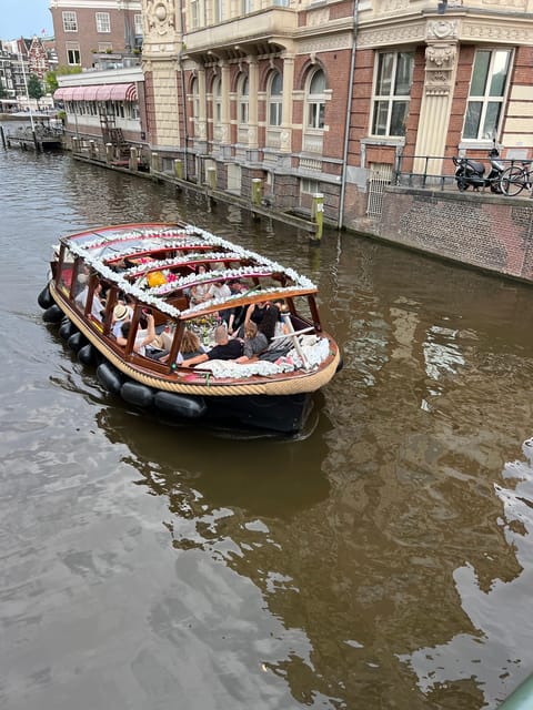 Amsterdam: Boat Tour with Optional Unlimited Drinks - Who should choose this canal cruise?