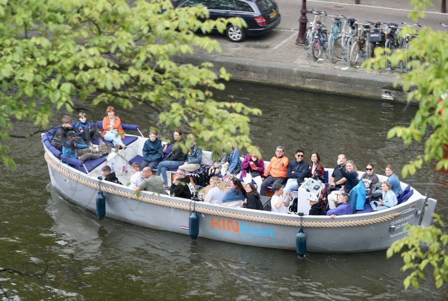 Amsterdam: Canal Cruise in Open Boat with Drink Option - Who will get the most from this cruise?