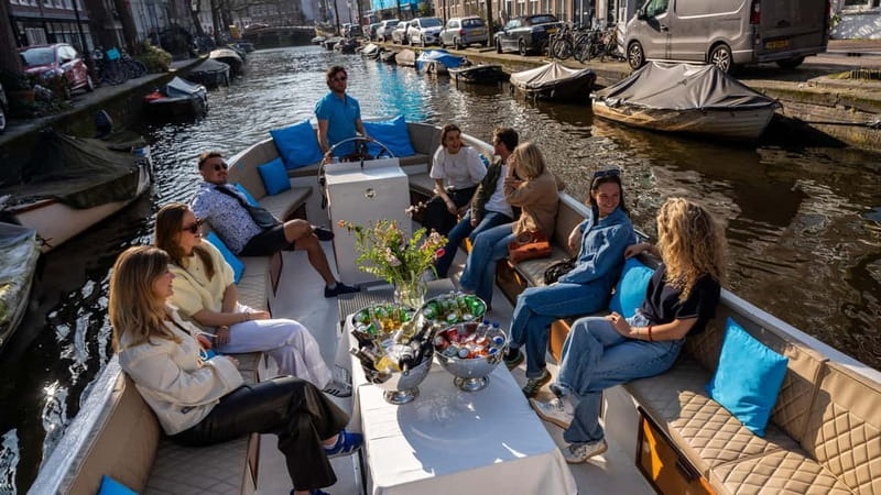 Amsterdam: Canal Cruise in Open Boat with Drink Option - Is $19 good value for one hour?