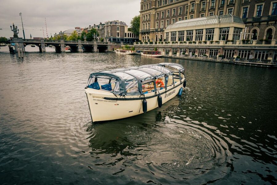 Amsterdam: Covered Canal Booze Cruise with Unlimited Drinks - Why this canal cruise works so well