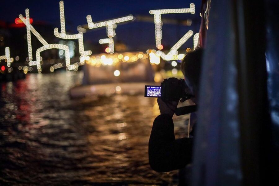 Amsterdam: Covered Canal Booze Cruise with Unlimited Drinks - Twenty-five minutes through Amsterdam’s canals