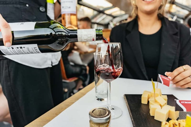 Amsterdam: Cozy Cheese & Wine Cruise Tasting Experience - Why this cruise works so well at night