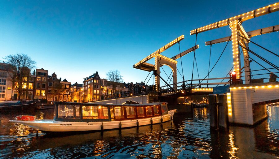 Amsterdam: Evening Canal Cruise with (Open) Bar on Board - The central canal route, sight by sight