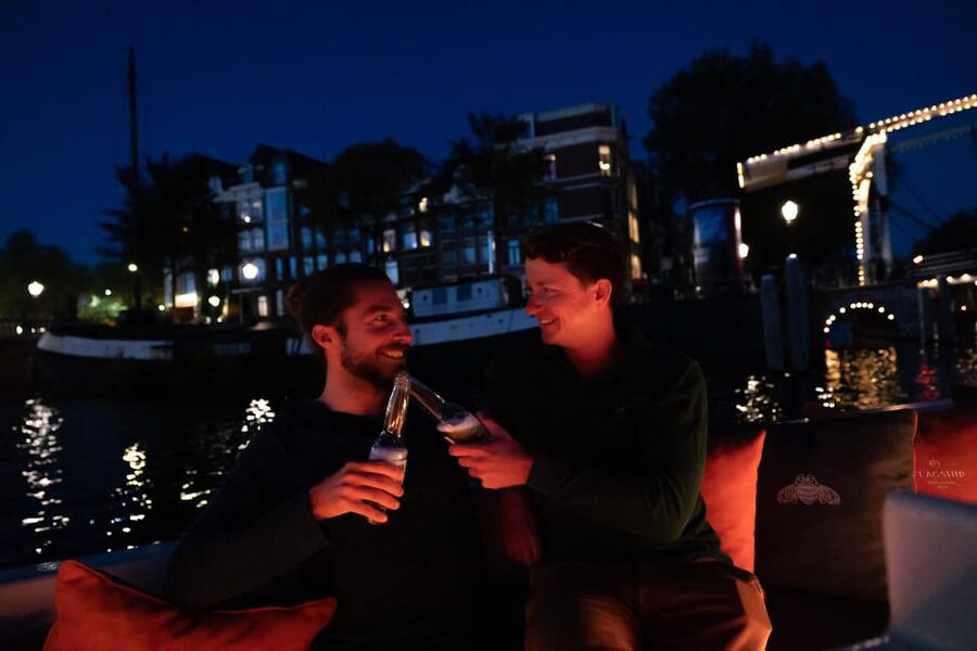 Amsterdam: Evening Canal Cruise with (Open) Bar on Board - The guide makes the difference