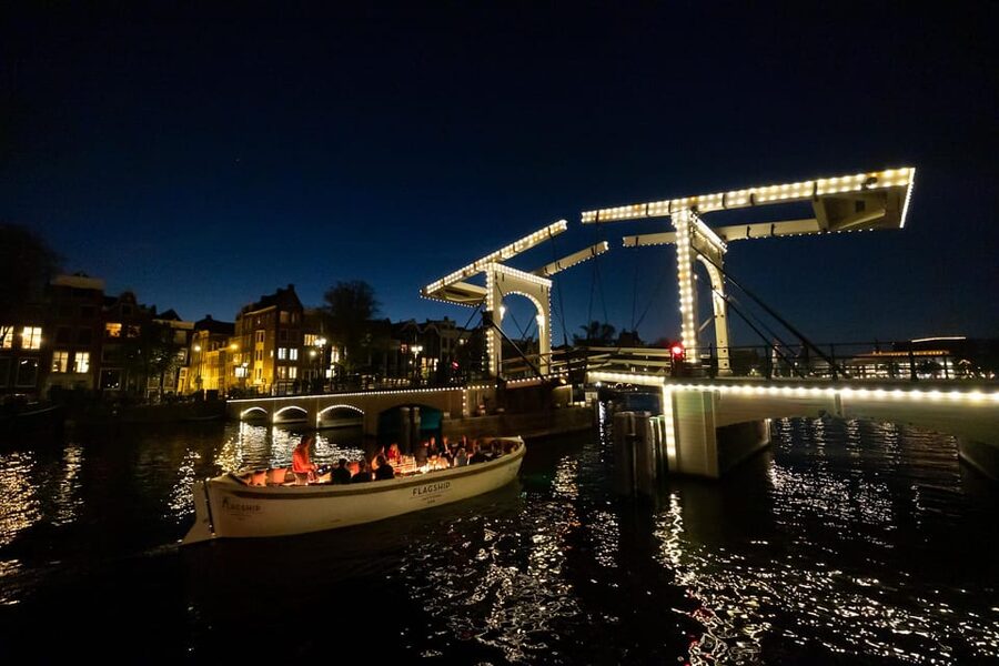 Amsterdam: Evening Canal Cruise with (Open) Bar on Board - Should you book the evening canal cruise?