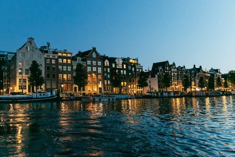 Amsterdam: Evening Cruise with Optional Wine and Snacks - Why Amsterdam looks best from the canals after dark