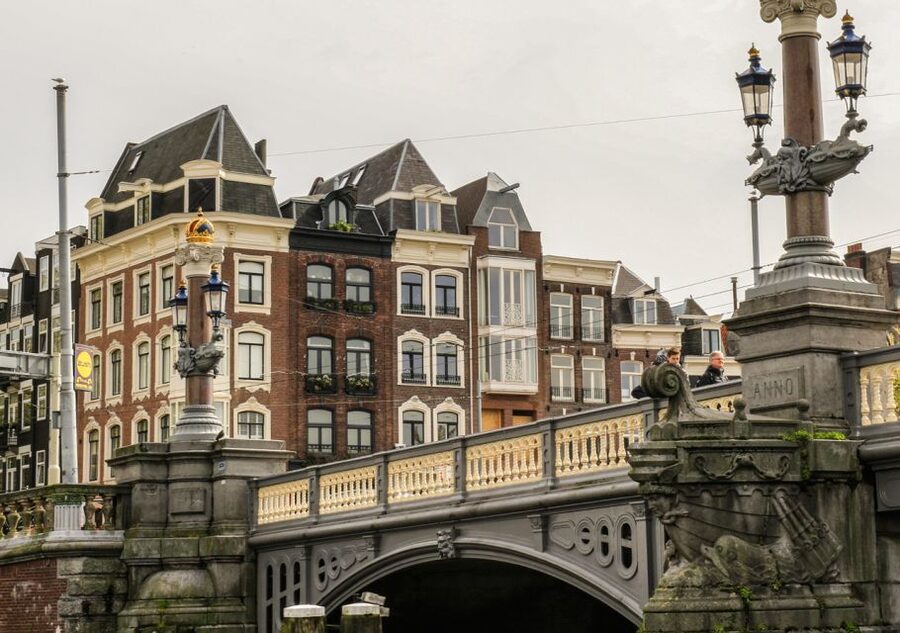 Amsterdam: German Canal Cruise with Unlimited Drinks Option - What the German guide adds