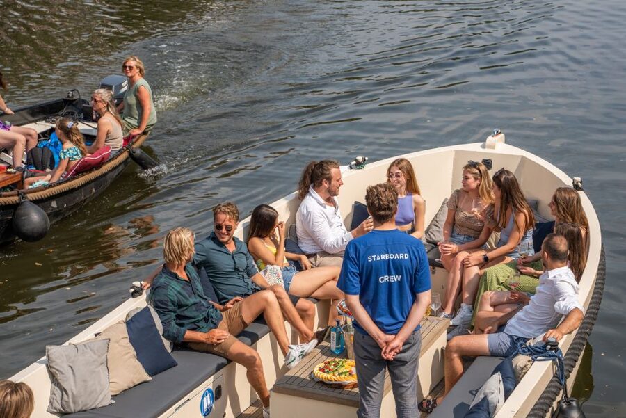 Amsterdam: German Guided Canal Cruise with on Board Bar - Why an electric boat changes the ride