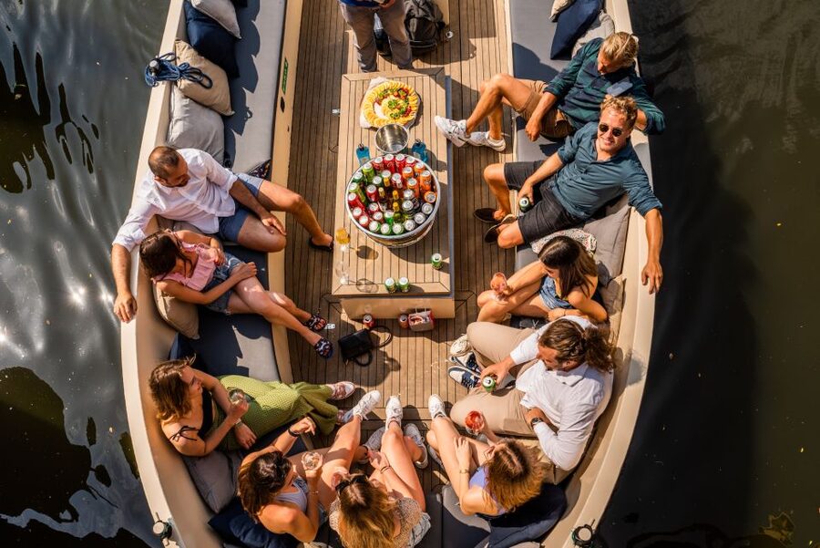 Amsterdam: German Guided Canal Cruise with on Board Bar - Drinks, seating, weather, and access