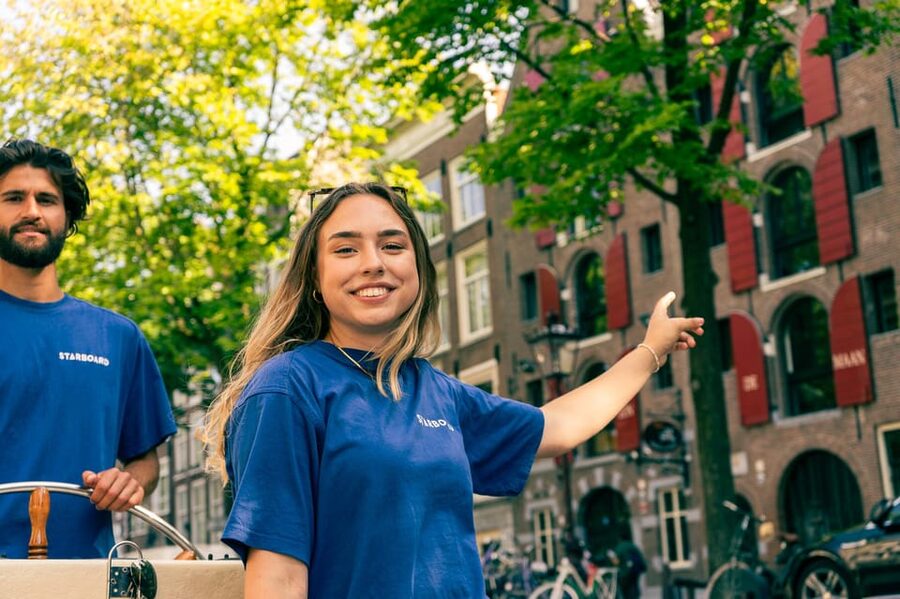 Amsterdam: German Guided Canal Cruise with on Board Bar - The first views: Dancing Houses, Zuiderkerk, and Munttoren
