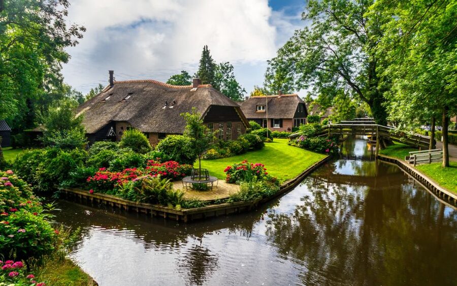 Amsterdam: Giethoorn Tour Scenic Cruise, Cheese & Free Time - Why Giethoorn makes a good day outside Amsterdam