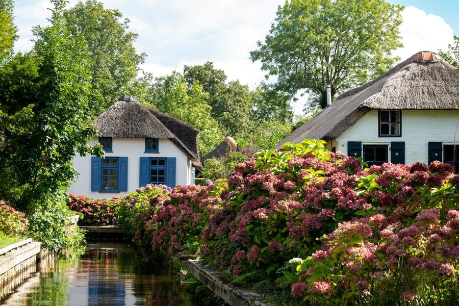 Amsterdam: Giethoorn Tour Scenic Cruise, Cheese & Free Time - The one-hour cruise through Giethoorn