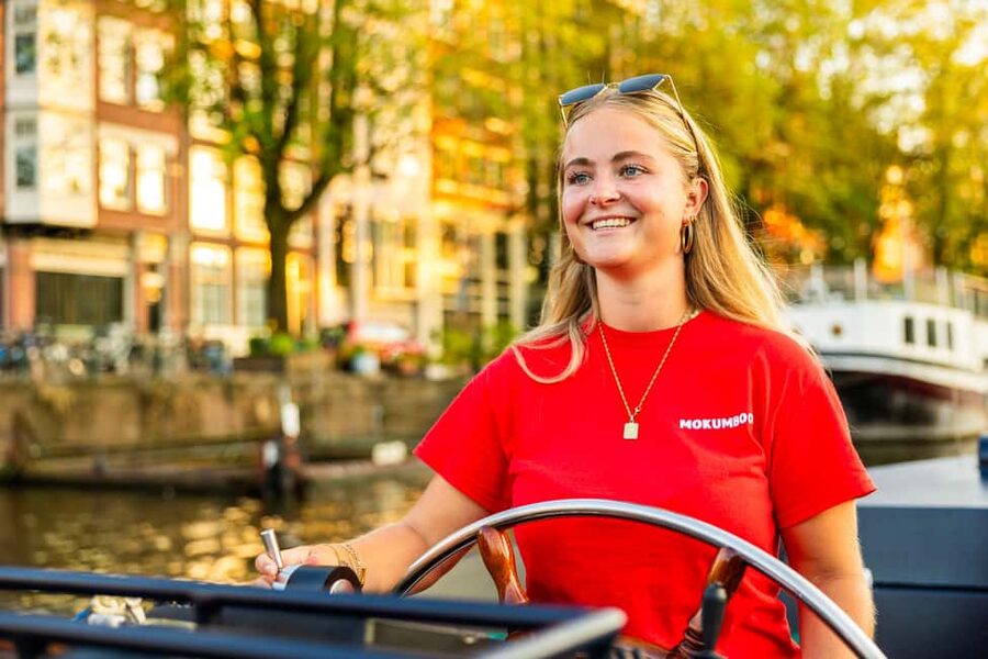 Amsterdam: Guided Open Boat Cruise Unlimited Drinks Option - How much commentary should you expect?