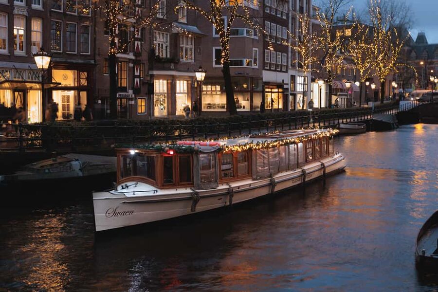 Amsterdam: Heated Canal Cruise with Unlimited Drinks & Bite - Settling Into the Electric Boat