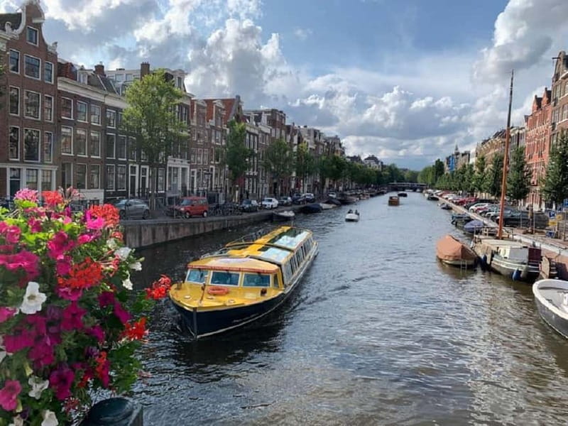 Amsterdam: Historic City Centre Canal Cruise - The skipper and audio guide