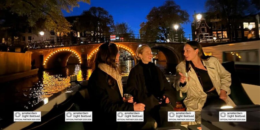 Amsterdam: Light Festival Boat+Unlimit.Drinks & Snack Option - What the drinks and snack option adds