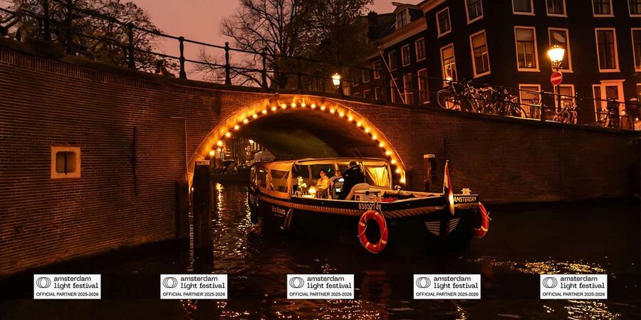 Amsterdam: Light Festival Boat+Unlimit.Drinks & Snack Option - Staying warm on an Amsterdam winter canal