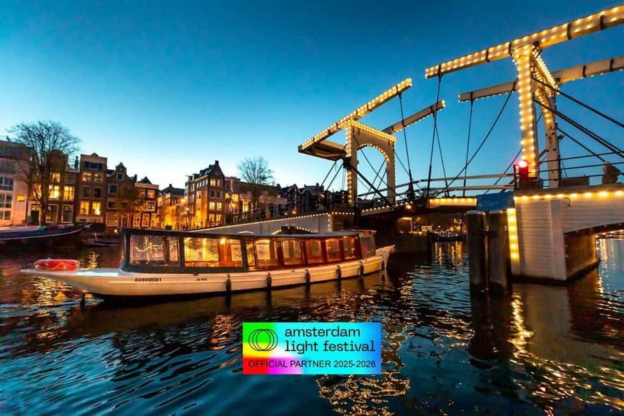 Amsterdam: Light Festival Cruise + Stroopwafel & Hot Choco - Boarding at Prins Hendrikkade or Zwanenburgwal