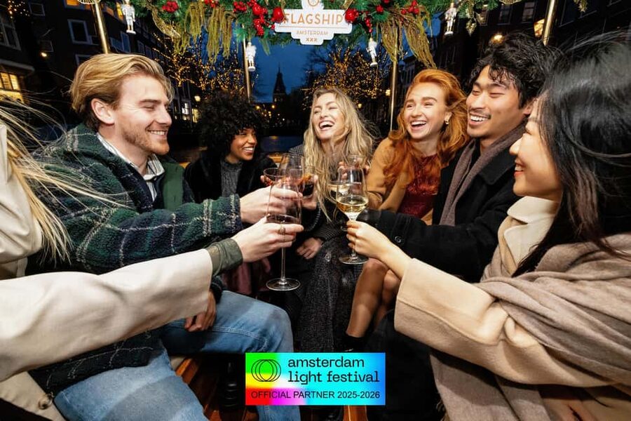 Amsterdam: Light Festival Heated Cruise + Hot Choco + Snack - From Magere Brug to the first canal views