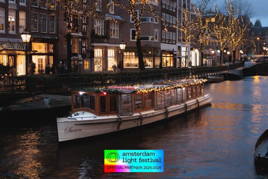 Amsterdam: Light Festival Heated Cruise + Unl Drinks & Snack - Guides, timing, and the small practical details