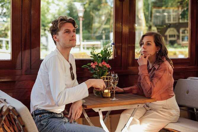 Amsterdam: Luxury Saloon Boat Cruise with Cocktails & Waffle - Choosing between an open and closed boat