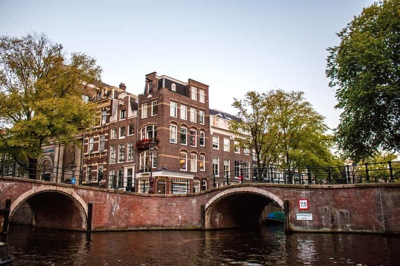 Amsterdam: Original Pizza Dinner Cruise + Unlimited Drinks - Passing the Anne Frank House