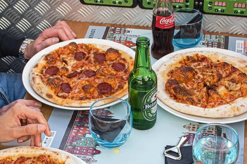 Amsterdam: Pizza Cruise with New York Pizza & Drinks - The first 30 minutes: Centraal Station and the western canals