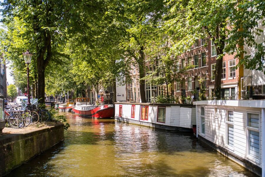 Amsterdam: Semi-Open Canal Boat Cruise - Audio guide or captain’s commentary?