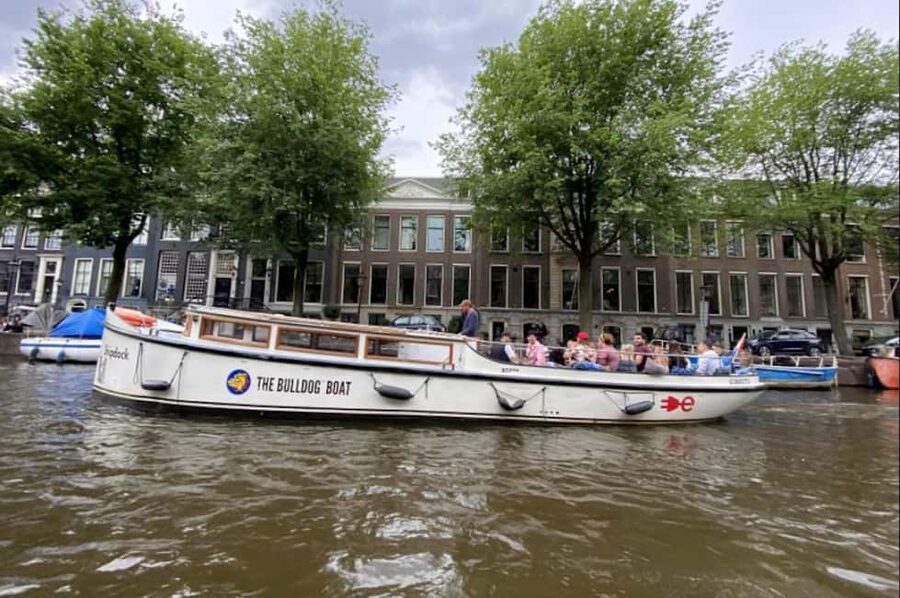 Amsterdam: The Bulldog Boat Smoke-Friendly Cruise & 2 Drinks - A smoke-friendly cruise with a clear purpose
