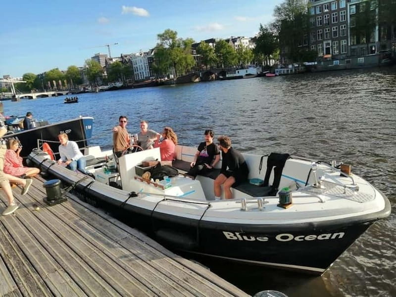 Amsterdam: The Bulldog Boat Smoke-Friendly Cruise & 2 Drinks - The first drink and the old city wall