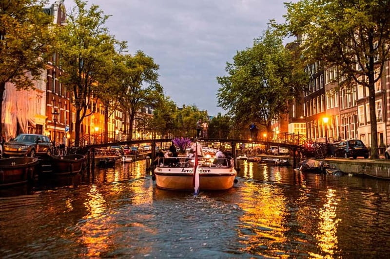 Amsterdam: The Bulldog Boat Smoke-Friendly Cruise & 2 Drinks - What the guides add to the hour