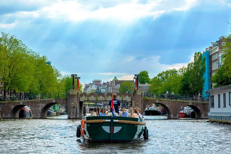 Amsterdam: The Newest Canal Cruise with Drink Option - How the drink option changes the experience